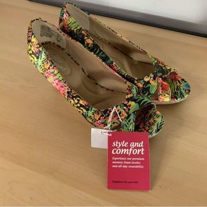 Dexflex Comfort Womens Wedge Shoes Heels, Floral Pattern, NWT, Size 6.5